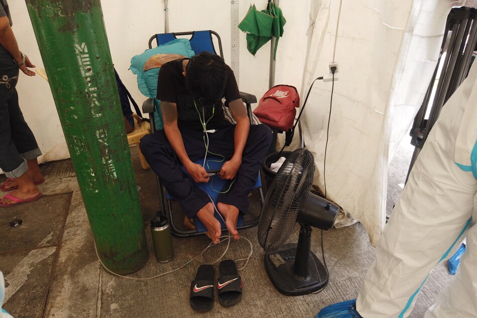 Out of beds, Tondo hospital sets up tents at parking lot for COVID-19 patients 10