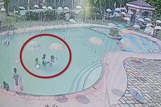 PANOORIN: Food delivery rider sinagip ang nalulunod na bata sa swimming pool