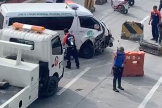Ambulansya sumalpok sa mga concrete barrier sa EDSA