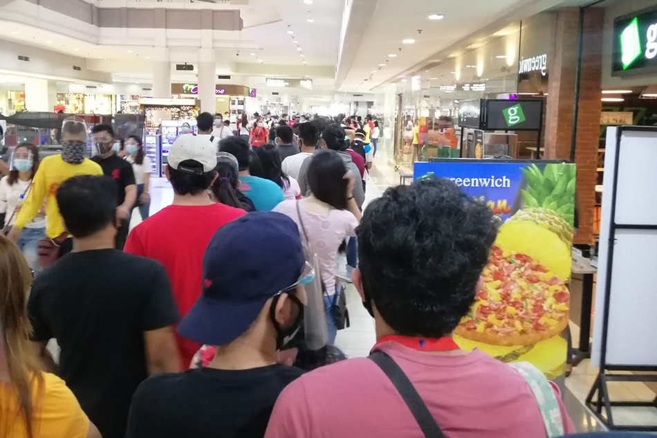 Dinumog na mall sale sa CDO ipinatigil; physical distancing di pinatupad 1