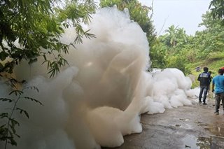 2 huli sa pagtatapon ng kemikal sa sapa sa Batangas; higanteng bula lumitaw