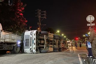 18-wheeler truck tumagilid matapos lumusot sa hukay sa Sta. Ana, Maynila