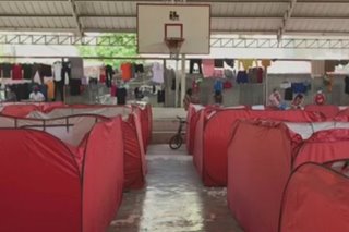 Mga stranded sa may bangketa ng Heritage Park, inilipat sa isang covered court sa Taguig