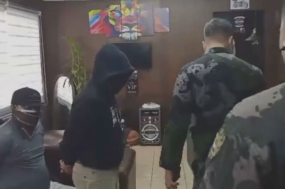 2 lalaki arestado sa panghahablot umano ng cellphone sa Maynila | ABS