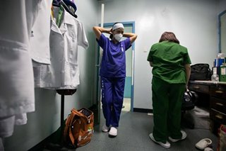 Disgruntled Pinoy health workers mull mass resignation