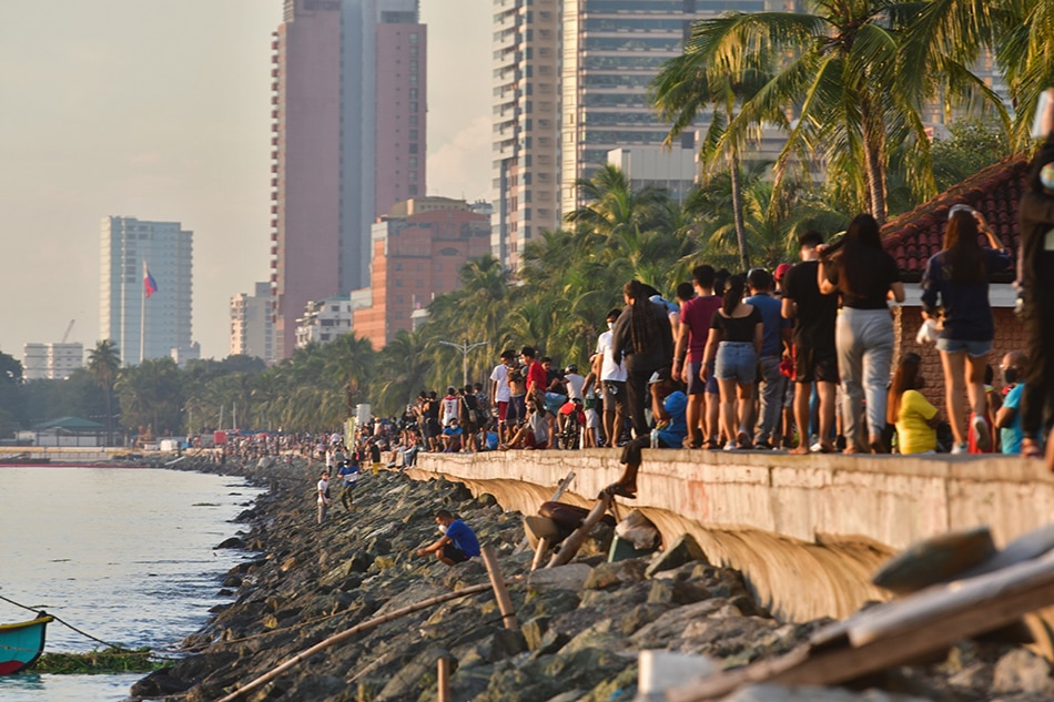 &#39;Nakakabahala&#39;: DOH says crowding of people at Manila Bay worrying 1