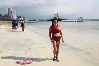 'Good vibes lang!': Babaeng nag-swimsuit photo shoot sa Manila Bay, viral sa social media