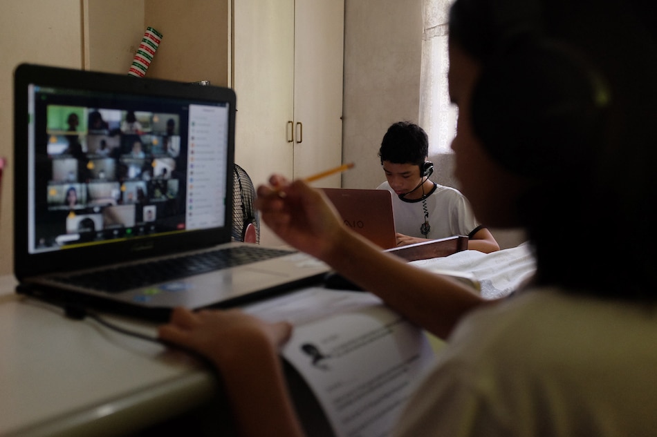 Students take part in their online classes ABS-CBN News/File
