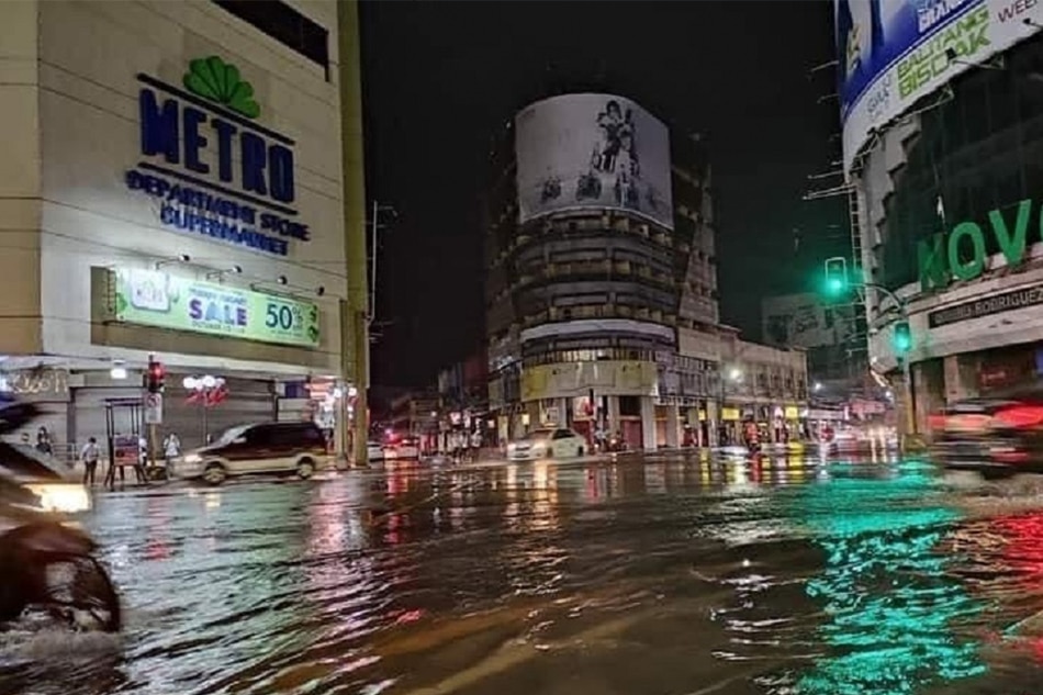 Over 250 families evacuate as flood swamps parts of Cebu City | ABS-CBN ...