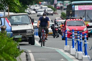 Mga motoristang humaharang sa bike lanes sa QC sinita