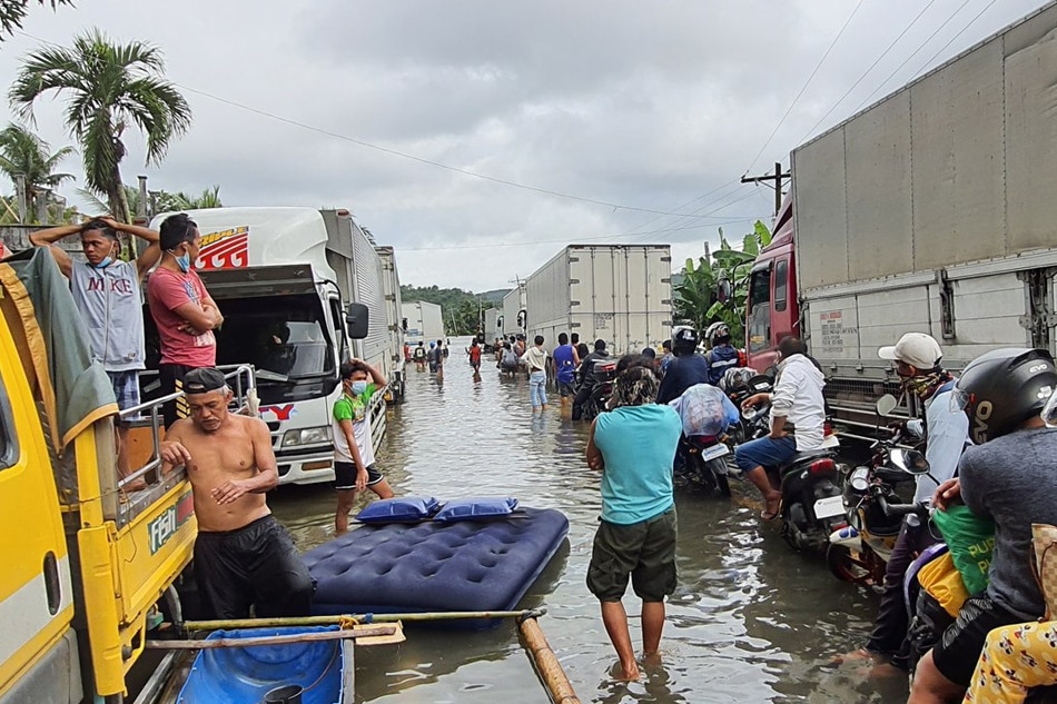Nasa 1,500 sasakyang patungong Bicol region, Visayas stranded sa Quezon 1