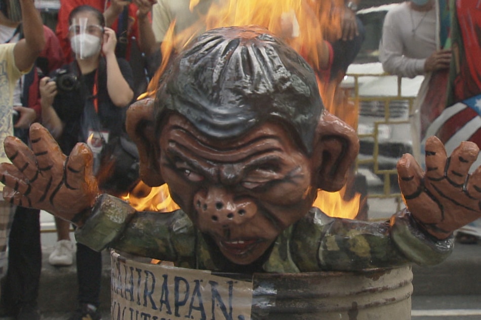 Iba&#39;t ibang grupo nagprotesta sa Mendiola, effigy ni Duterte sinilaban 1