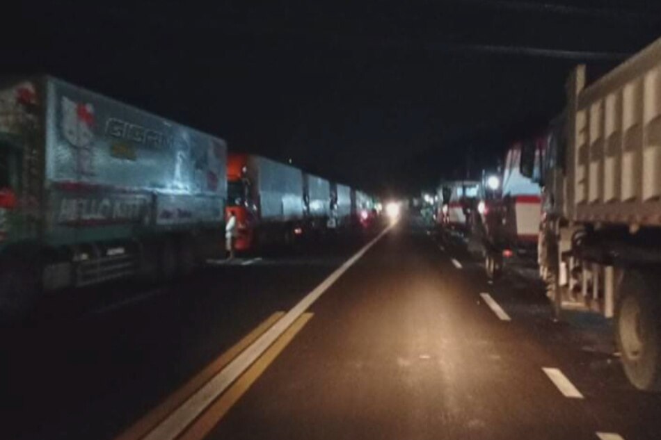 Higit 600 pasahero, mga truck stranded sa Matnog Port 2