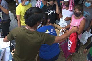 Relief packs, 'ligtas bags' hatid sa mga taga-Lopez, Quezon