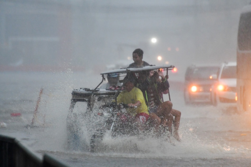Typhoon Rolly floods Lipa City