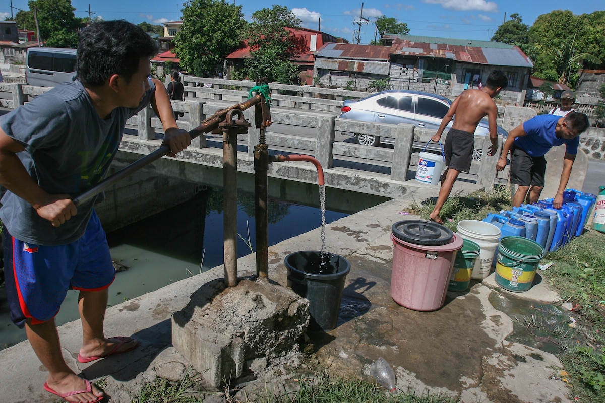 Residents of BF Resort, Las Piñas fetch water from the nearest deep well. ABS-CBN News/File