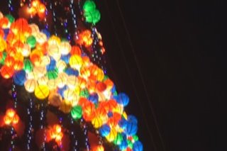 Ilang malalaking Christmas tree sa mga rehiyon inilawan; health protocols nakalatag