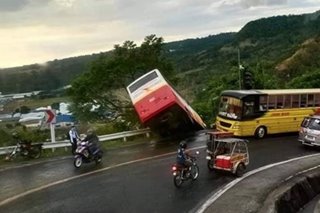 Bus bumitin sa bangin matapos bumangga sa railing sa Bataan