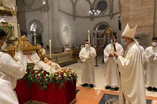 Kahit may pandemya, mga Katoliko, dumayo sa Manila Cathedral para sa Christmas Eve mass