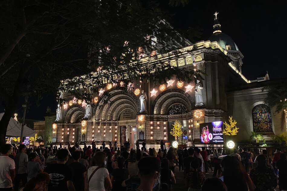 Mga Pinoy nag-Christmas Eve mass sa mga simbahan kahit may pandemya 1