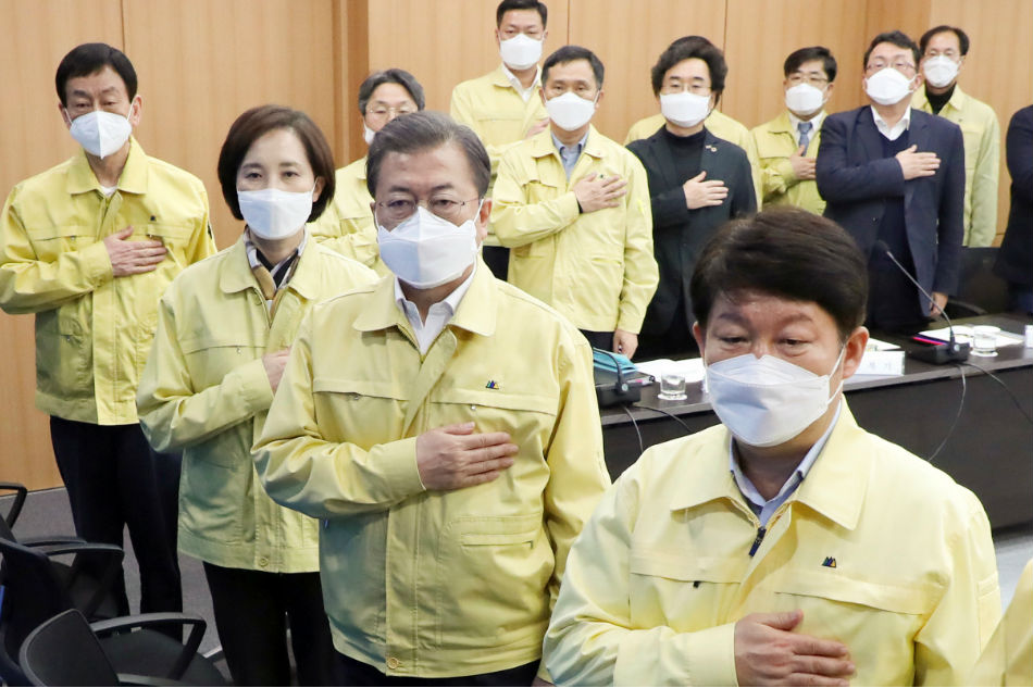 S.Korean president apologizes for mask shortage, declares war on coronavirus 1