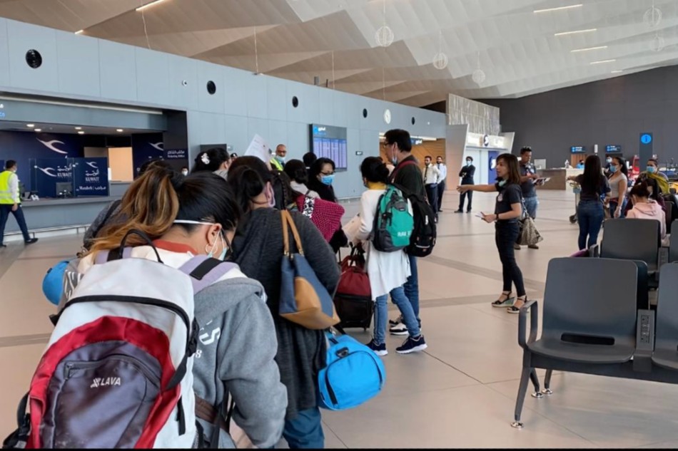 Distressed OFWs at the Kuwait International Airport Terminal 4 waiting for check-in procedures in this photo taken in 2020. Maxxy Santiago, ABS-CBN Middle East News Bureau/file