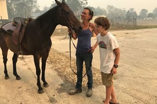 Horse guides rider fleeing Australian bushfires to find safety at pub