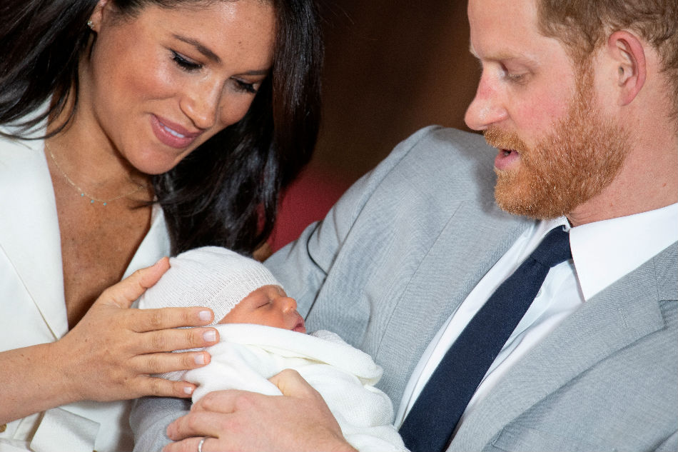 Britain&#39;s Prince Harry, Meghan to step back as &#39;senior&#39; royals 1