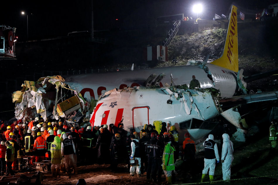 Картинки по запросу "Plane skids off runway in Istanbul, killing three and injuring 179"