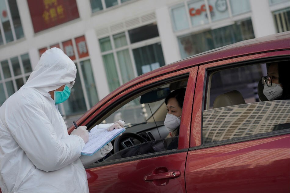 China virus toll passes 1,000 as Xi visits frontline hospital 2