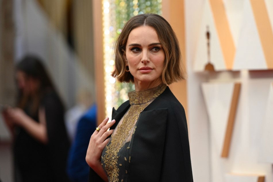 Actress Rose McGowan blasts Natalie Portman over Oscars cape 1