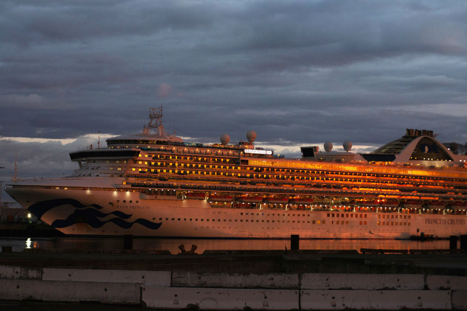 Filipinos disembark from virus-stricken cruise ship off San Francisco 1