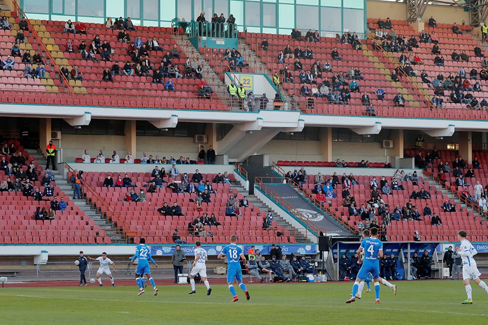 Football: More than 1,000 fans shrug off virus concerns to attend match in Belarus 1
