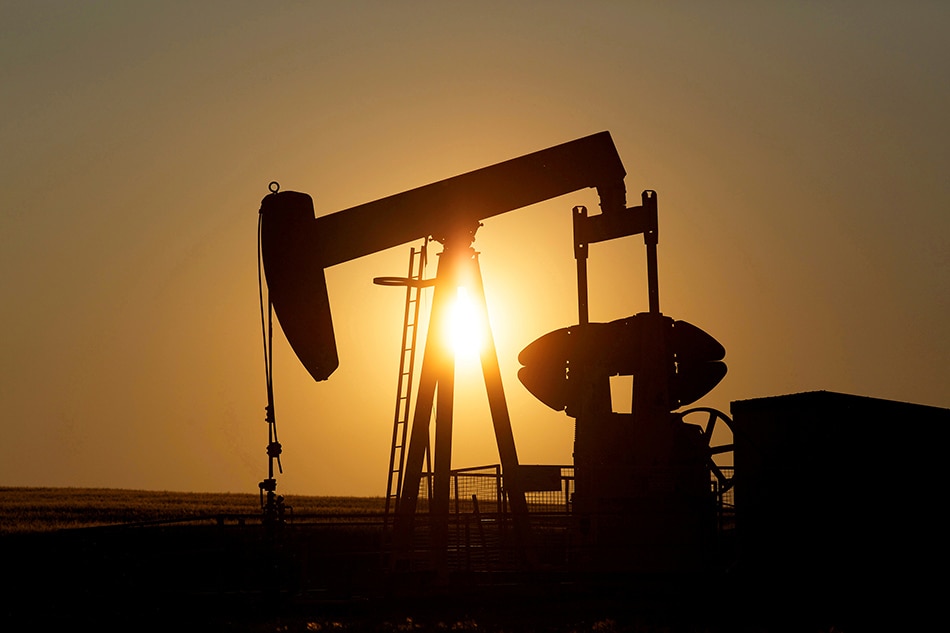 U.S. crude falls below US$17 a barrel