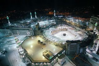 Grand Mosque in Mecca drops social distancing