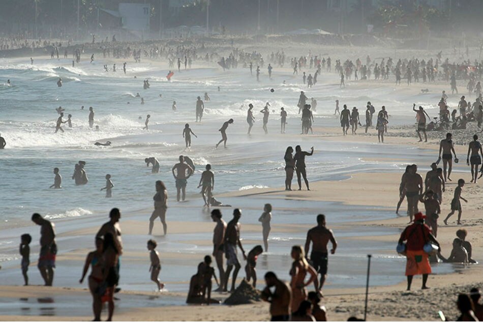 Brazilians flock to beach as WHO says country undercounting coronavirus surge 1