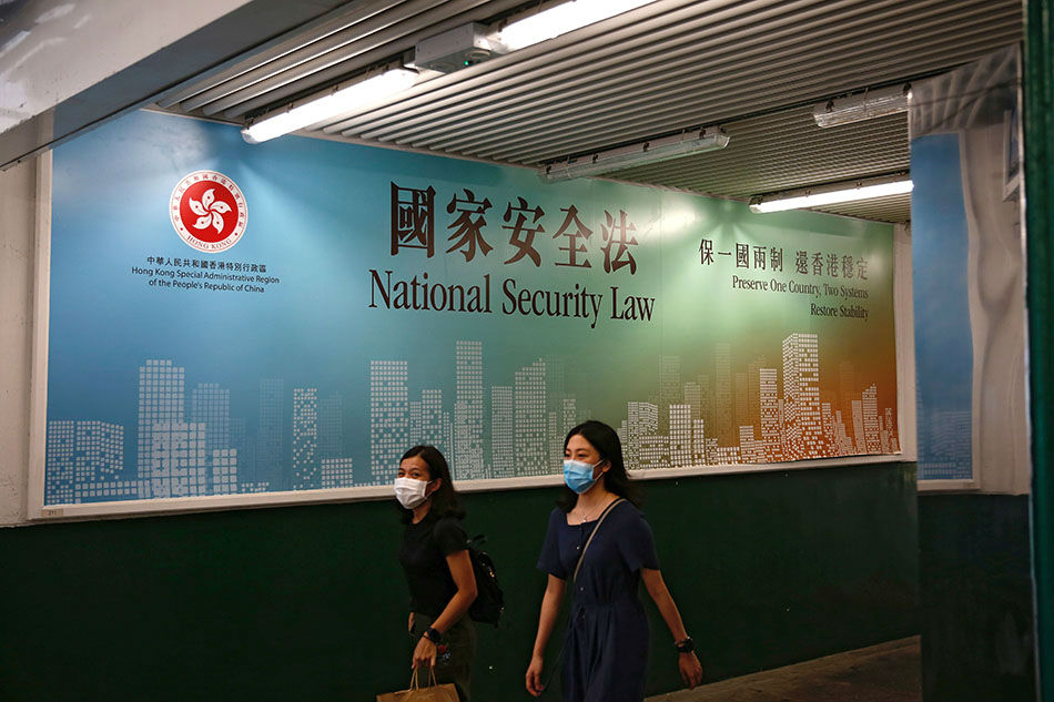 US ends arms exports, China restricts visas in Hong Kong row 1
