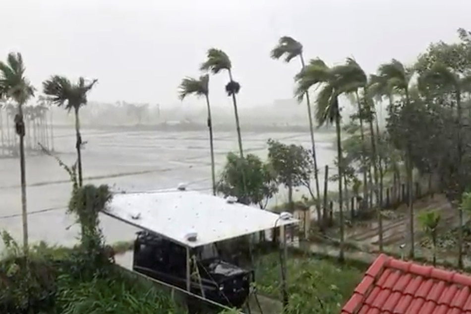 Typhoon Molave lashes Vietnam coast, 26 fishermen missing 1