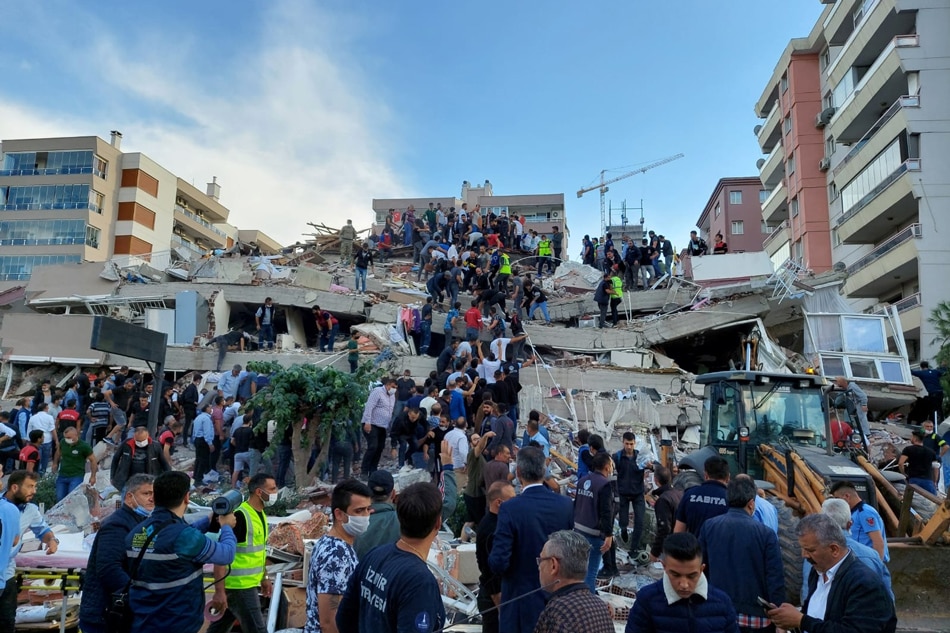 Buildings collapse as strong quake hits Greece and Turkey 1