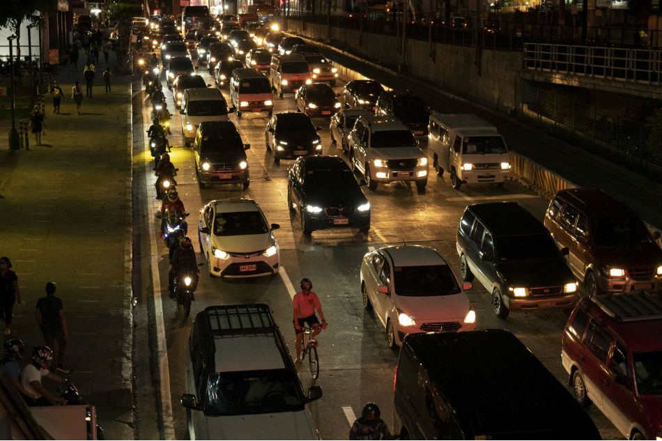 When the trains stopped, cyclists dodged Manila’s choking traffic 1