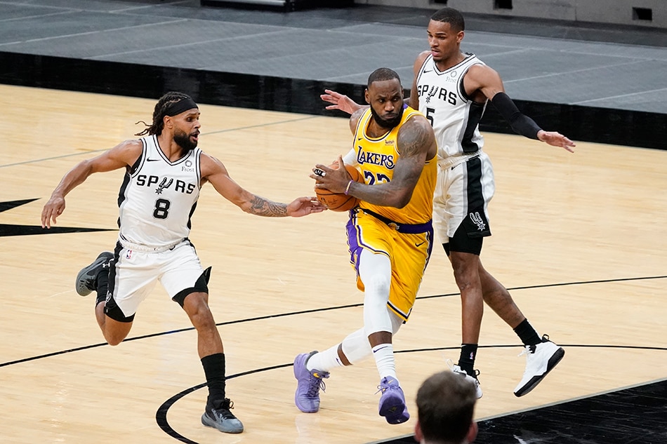 NBA: James leads Lakers&#39; balanced attack in win over Spurs 1