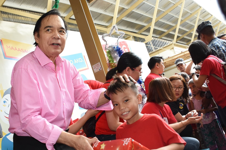 LOOK: Jaworski takes part in gift-giving in Tondo 1