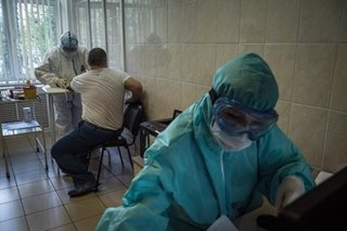 Russia starts giving new virus vaccine to volunteers in Moscow