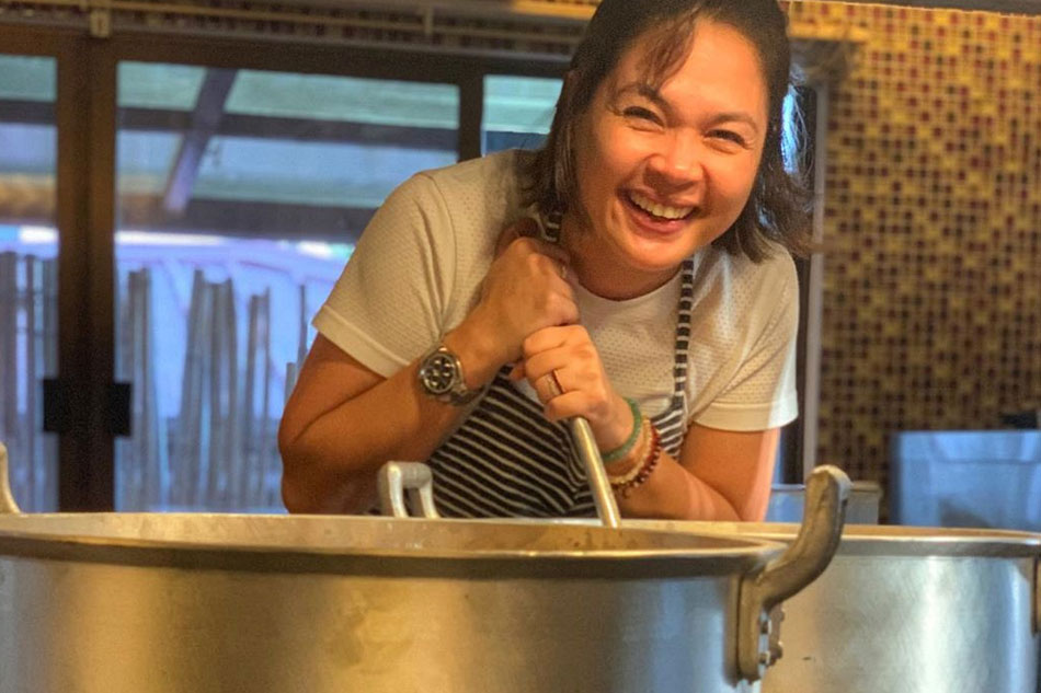 Look Judy Ann Cooks Hot Meals For Taal Evacuees Abs Cbn News