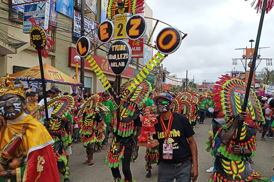 Tingnan Ati Atihan Festival Ng Kalibo Dinagsa Ng Mga Turista Deboto Abs Cbn News