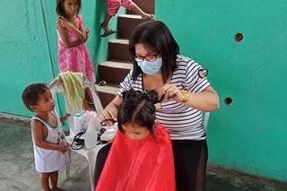 Hair at makeup artist nagbibigay ng libreng gupit sa Taal evacuees