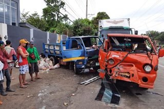 Lalaki patay, 7 iba pa sugatan sa karambola ng 2 trak, jeep sa Bacolod