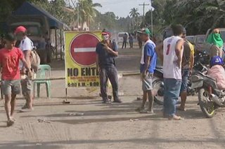 Disaster officials hirap kumbinsihin ang ilang taga-Batangas na lumikas na