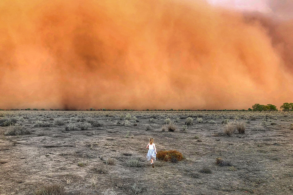 Giant hail, &#39;apocalyptic&#39; dust storms batter bushfire-weary Australia 1