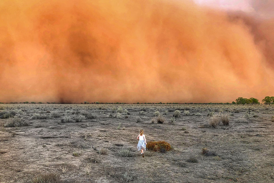 Giant hail, 'apocalyptic' dust storms batter bushfireweary Australia